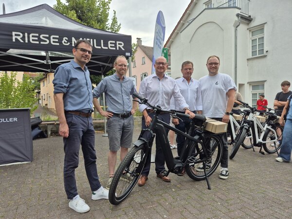 Bild vergr&ouml;&szlig;ern: Stadt Friedrichsdort, ISOE, Regionalverband FrankfurtRheinMain und Fahrradhersteller Riese & Müller übergeben Fahrräder ein Teilnehmende