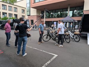 Bild vergr&ouml;&szlig;ern: Der Hessische Rundfunk interviewt einen Teilnehmer des Pendelexperiments.